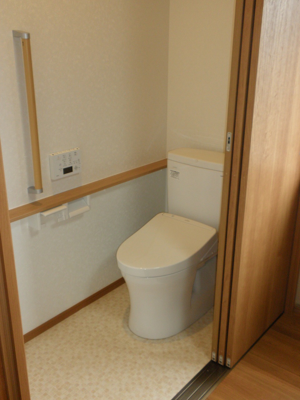 和室の押入にトイレを新設。畳からフローリングに張り替える事で車椅子での介助にも対応可能に
